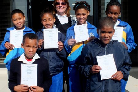 Gansbaai PrimÃªr, met voor vlnr Alvino Cupido en Edward Goliath. Agter hulle vlnr is Charmonique September, Maryke Willemse, Belnay GabriÃ«ls en Esoline Arendse, met me Marieta Rademeyer heel agter